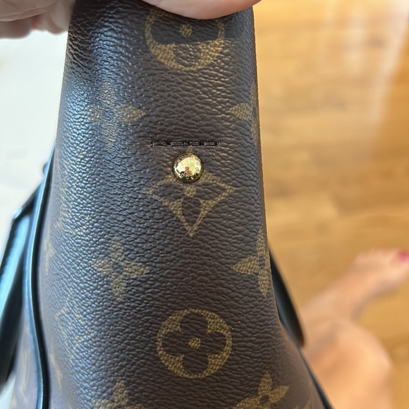 Louis Vuitton Phoenix - Picture 7 of 10